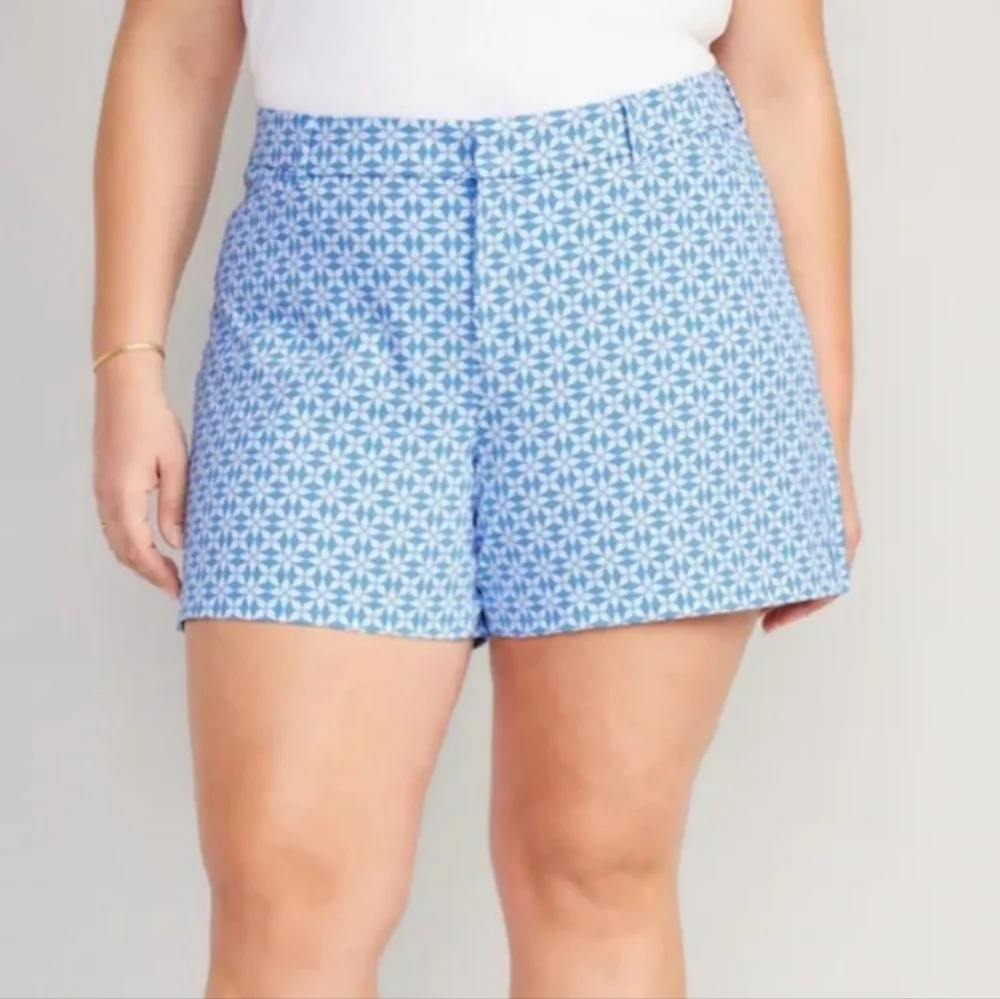 NWT Old Navy Women's Plus Size 30 Blue Tile Pattern High Rise Short Pixie Shorts - Picture 1 of 11